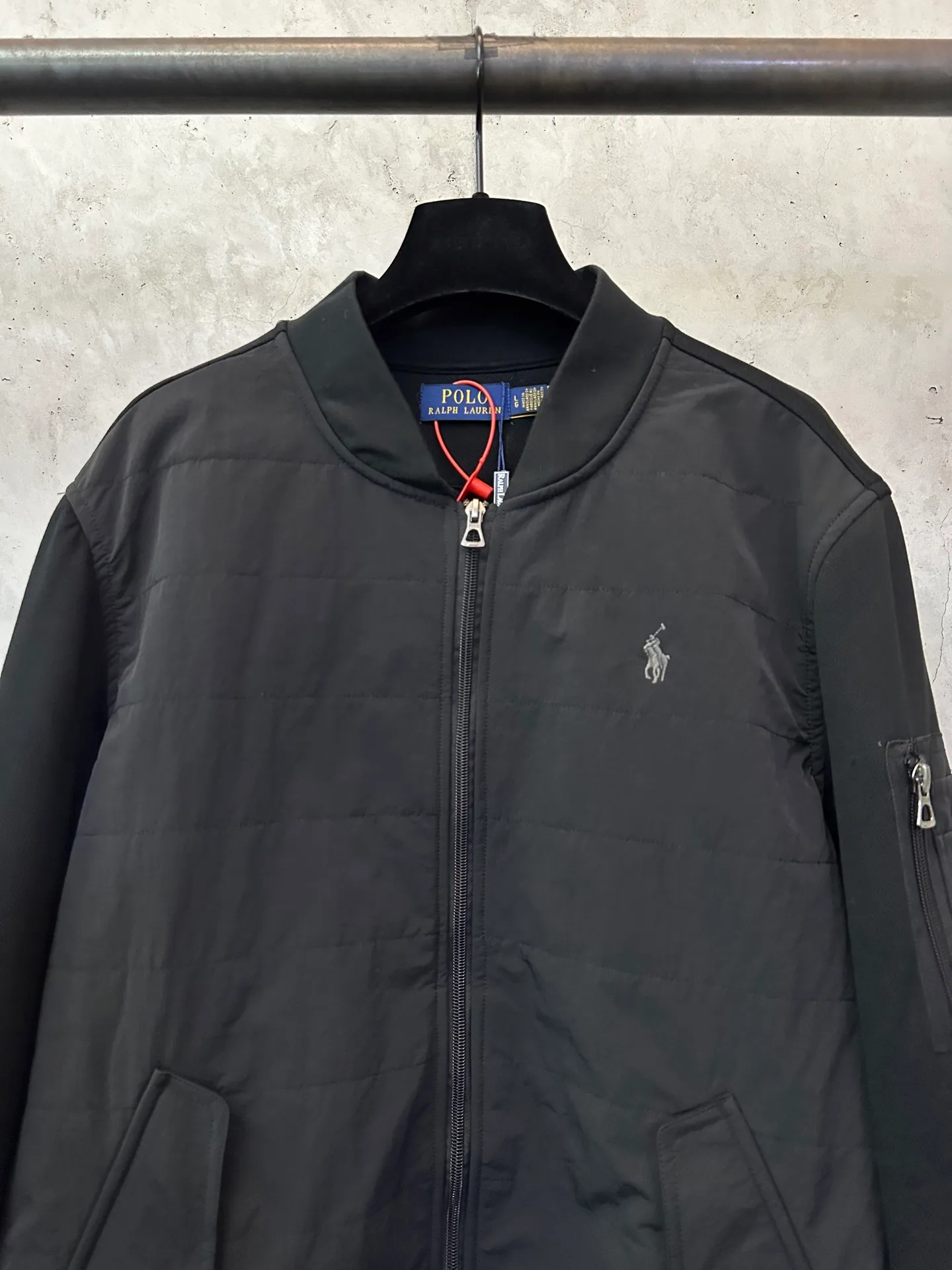 P570 Ralph Lauren Logo Baseball Collar Cotton Jacket Fabric: Customized cloud-like double-sided velvet with excellent texture and comfortable fit. The matte obsidian black on the front exudes an innate sense of luxury. The micro-velvet touch on the back hides the temperature. The layers of black appear on their own. The front groove is quilted with military-grade wiring to outline the three-dimensional frame. The delicate pony logo embellishes the chest. Low-key and powerful. The left sleeve secret pocket hides the edge. The collar and chain linkage layering design is effortlessly advanced. The golden ratio of lightness and warmth. Warm but not heavy. Type but not stiff. Customized hardware. Threads. Accessories. Matching. Same style for men and women. -Color: Black -Size: S M L XL
